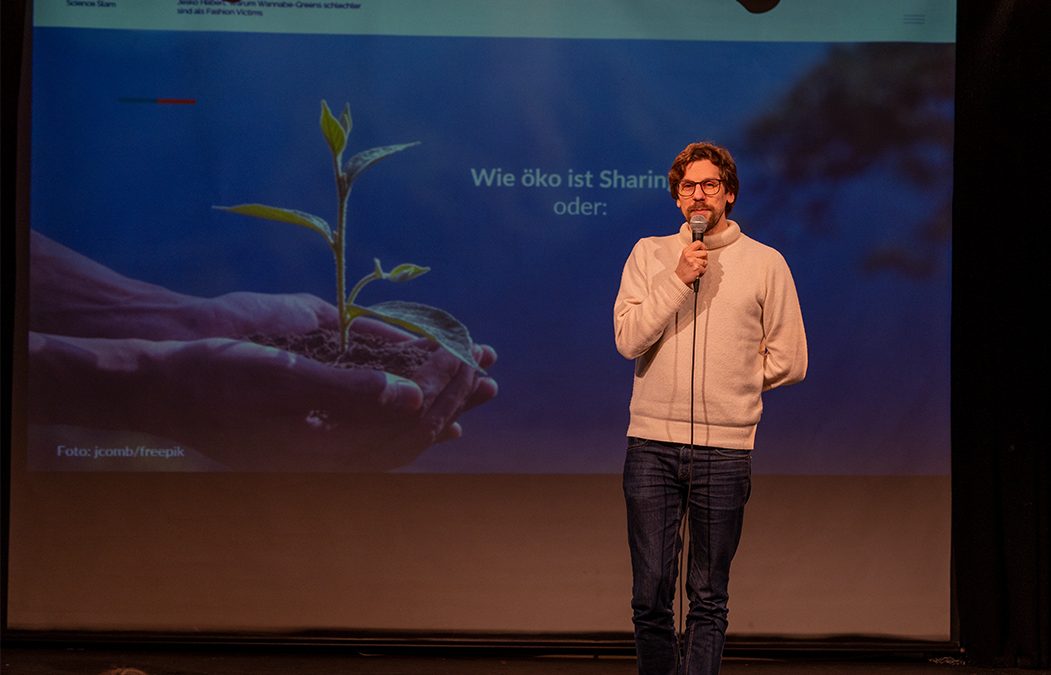 Science Slammer Jesko Habert auf der Bühne im Uebel & Gefährlich in Hamburg 2024