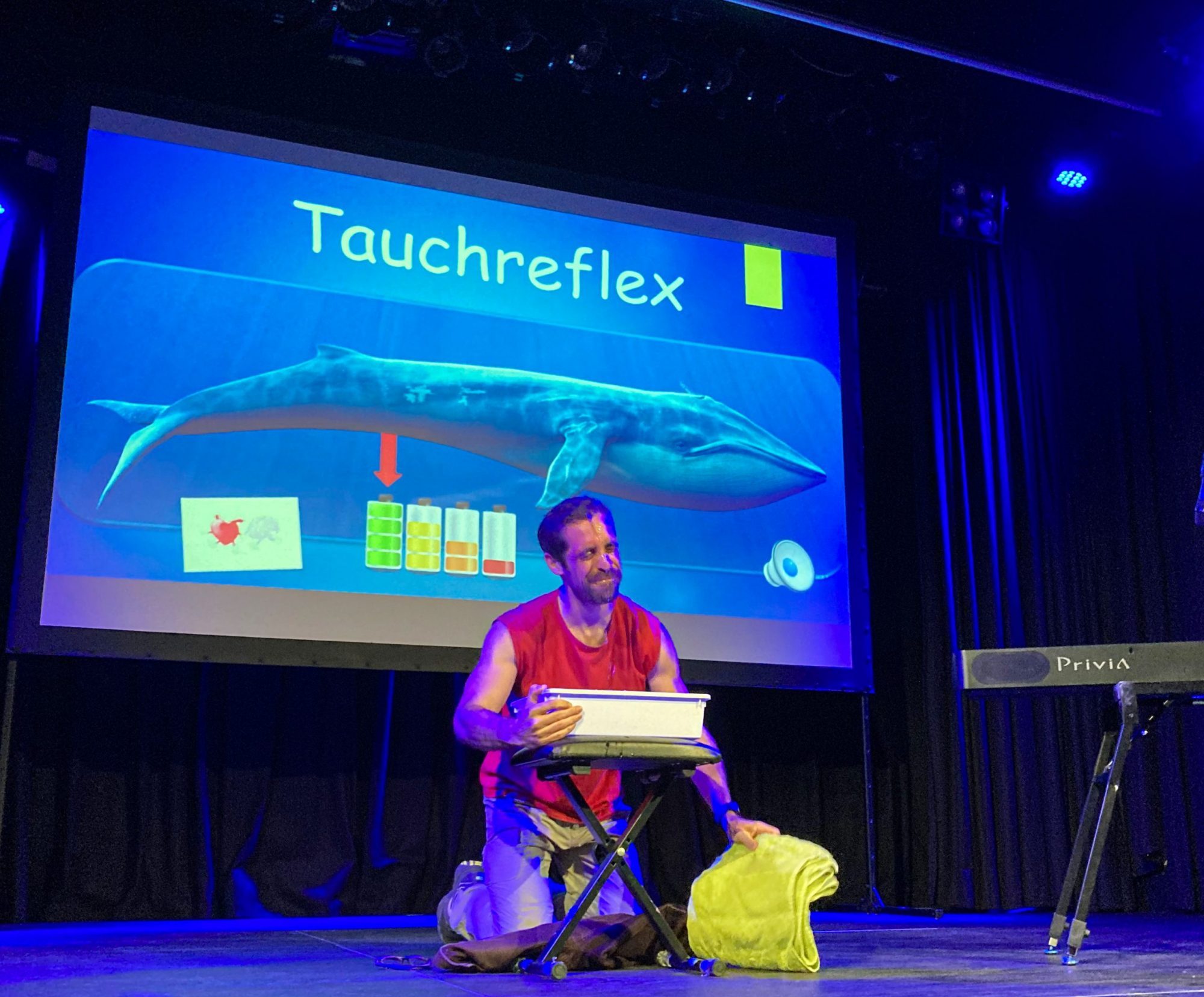 Ein Science Slammer auf der Bühne bei seinem Science-Slam-Vortrag.