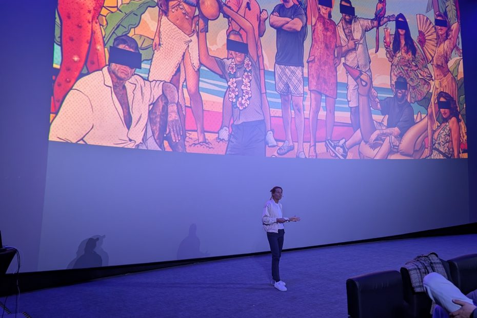 Wissenschaftlerin hält einen Vortrag vor einer Kinoleinwand.