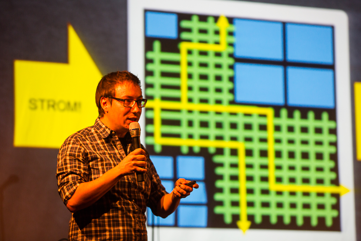 Ein Science Slammer bei seinem Auftritt.